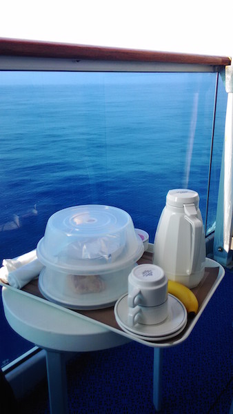 藍寶石公主號 - 艙內早餐