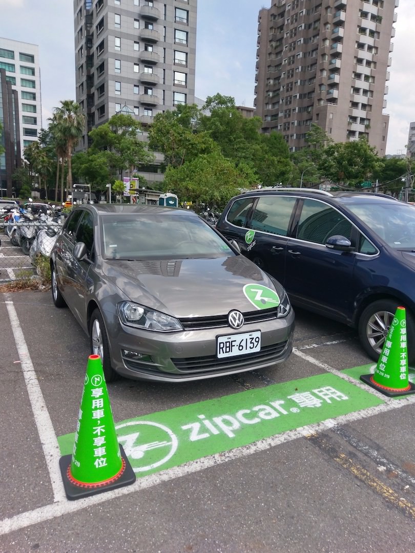 明顯的 Zipcar 專屬車位，不會認錯